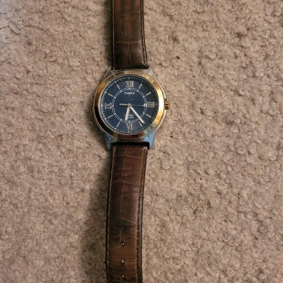 Timex watch with Indiglo backlight in great condition with brown leather band - Picture 2 of 3